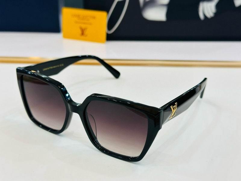 LV Sunglasses 900